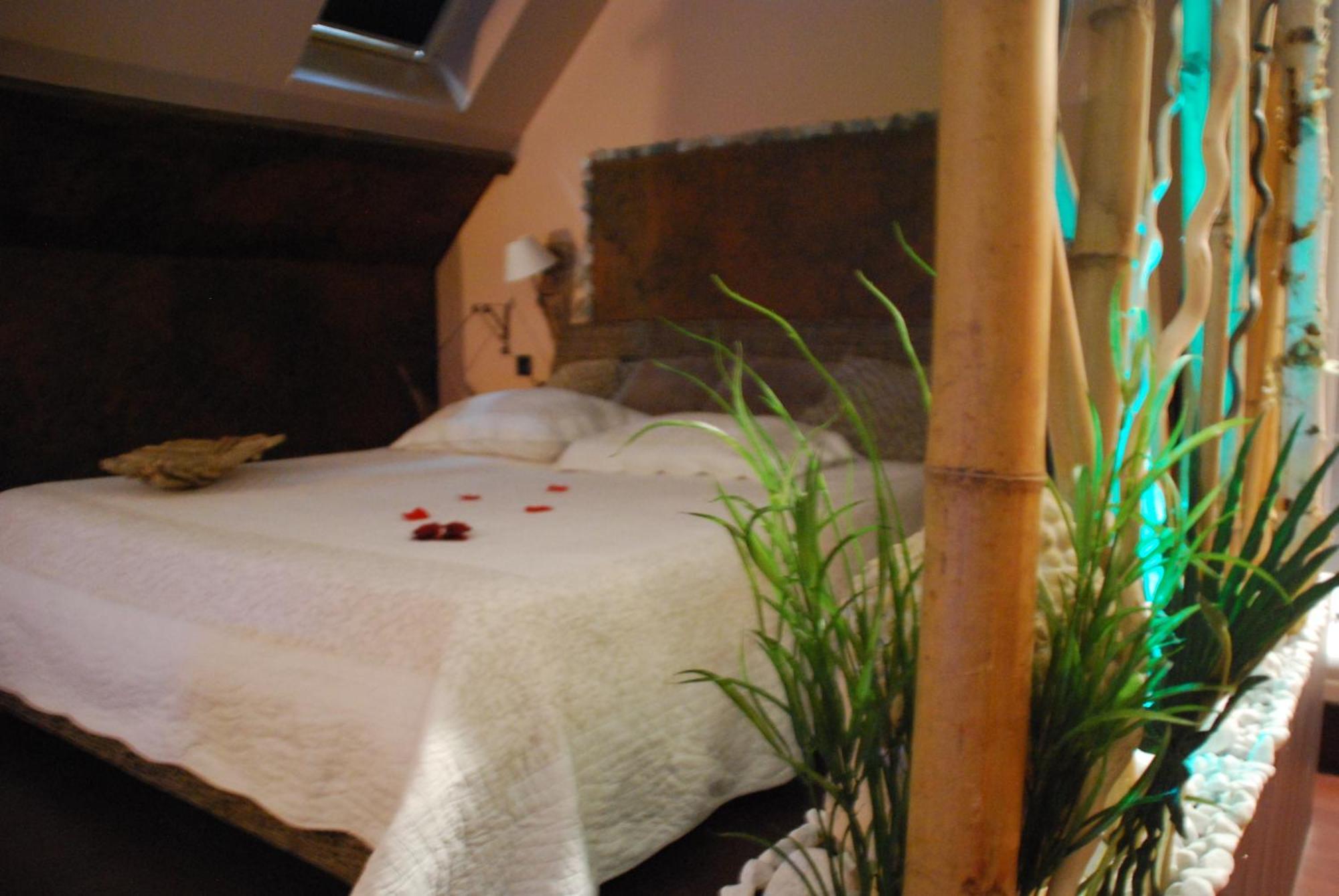 Chambres D'Hotes Secret D'Une Nuit: Vicq Guesthouse with Pool Room photo